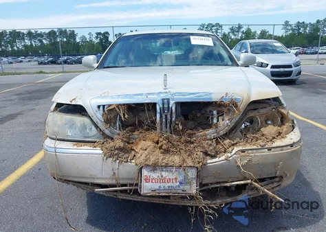 2005 Lincoln Town Car Signature Limited из США, поврежденный, VIN 1LNHM82W65Y649412